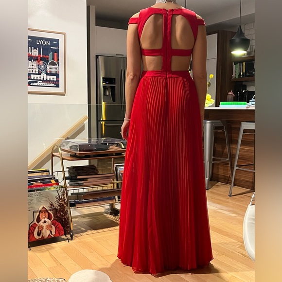 Red cut-out gown - Picture 2 of 9